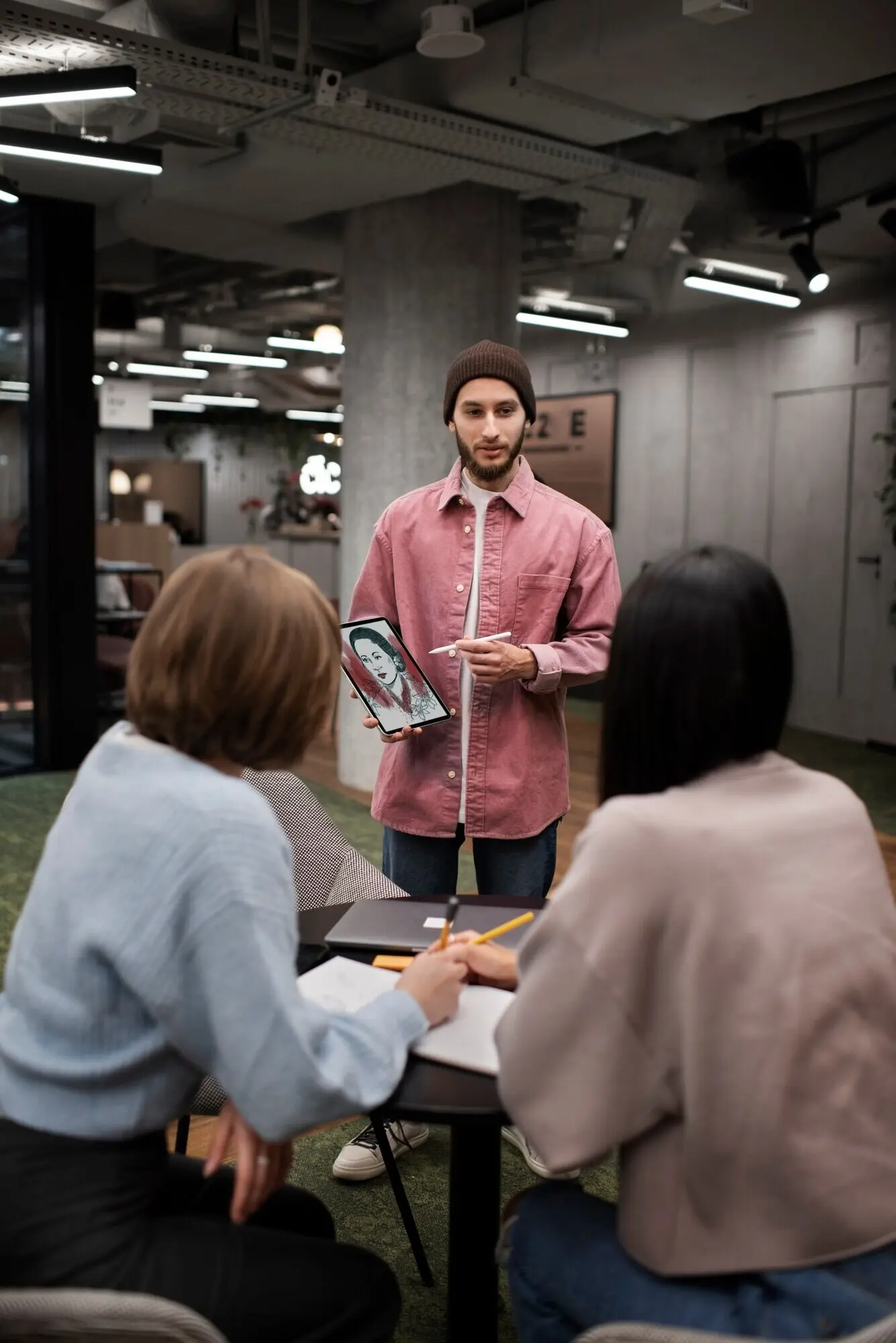 Team arbeitet gemeinsam an einem Projekt