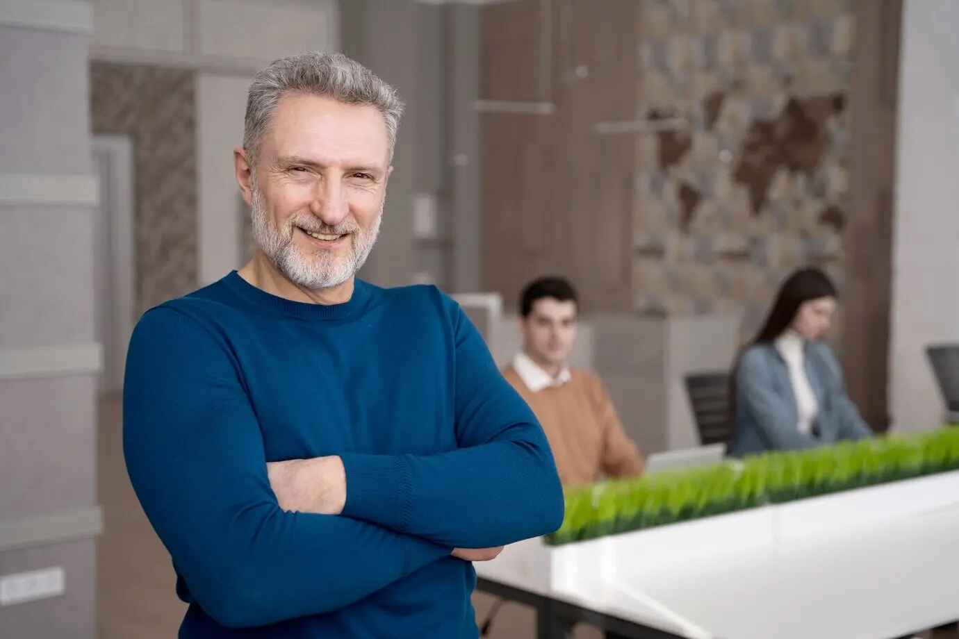 Junge Person im Praktikum