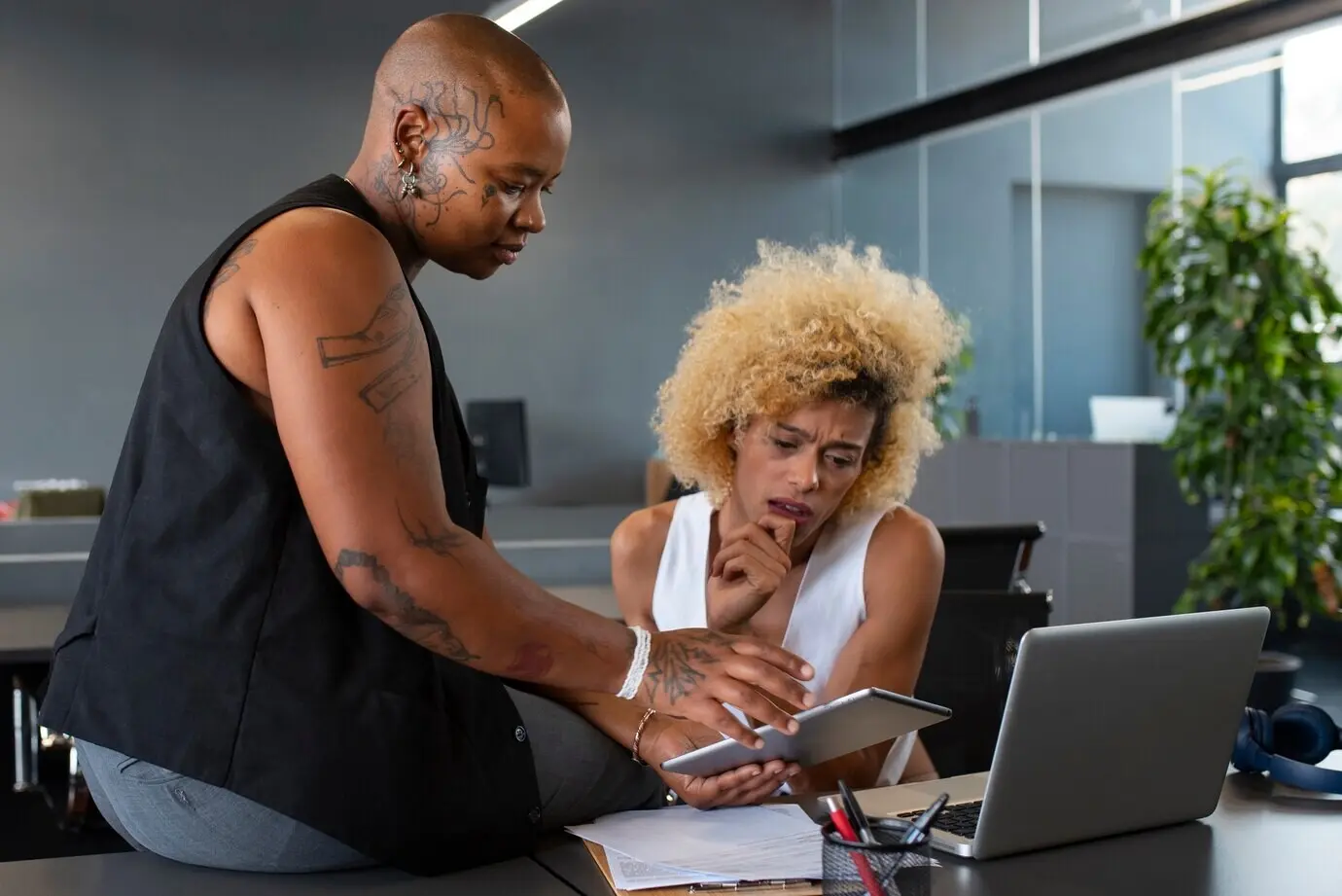 Halbnahe Aufnahme von queeren Menschen bei der Arbeit.