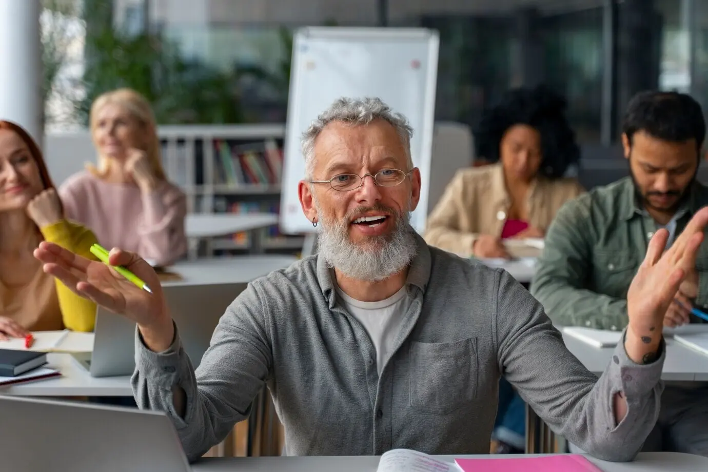 Vorderansicht von Erwachsenen, die gemeinsam lernen.