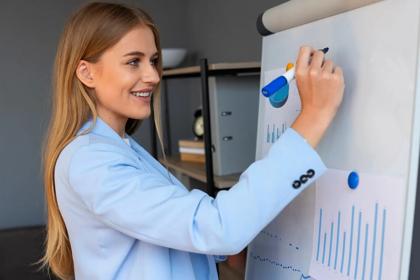 Geschäftsperson betrachtet Finanzdiagramme